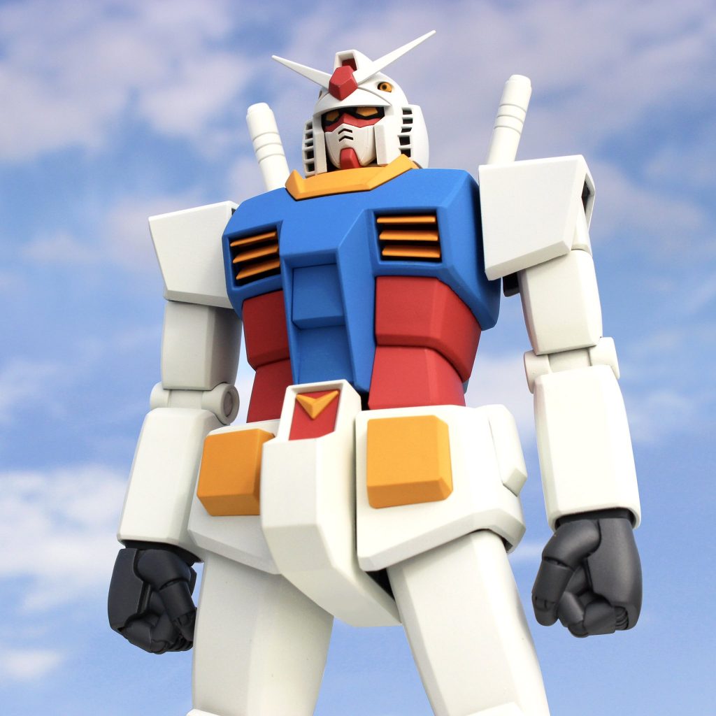 可動域は狭くてもぐるっと腰パンツは命！肩パットは厚めに盛り、設定画の印象に。胸フィンの角度はきれいに放射状になるよう調整。工業製品っぽい分割線やモールドは全体的に消しました。