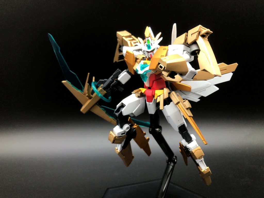エンチャントコアガンダム コアⅡガンダムとエンチャントアーマーがドッキングした姿黄金の装甲はアカツキガンダムと同様のヤタノカガミでビーム兵器を受け付けない制作にビルドダイバーズメンバーの協力を得る事で出力は落ちるものの単機でリライジングガンダムと同様の能力を使う事が出来る