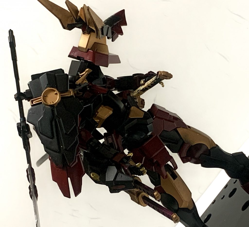 右肩には左肩とは逆に鎧武者の要素として、戦国アストレイ頑駄無の鎧を組み合わせて作ったものを装備させました。