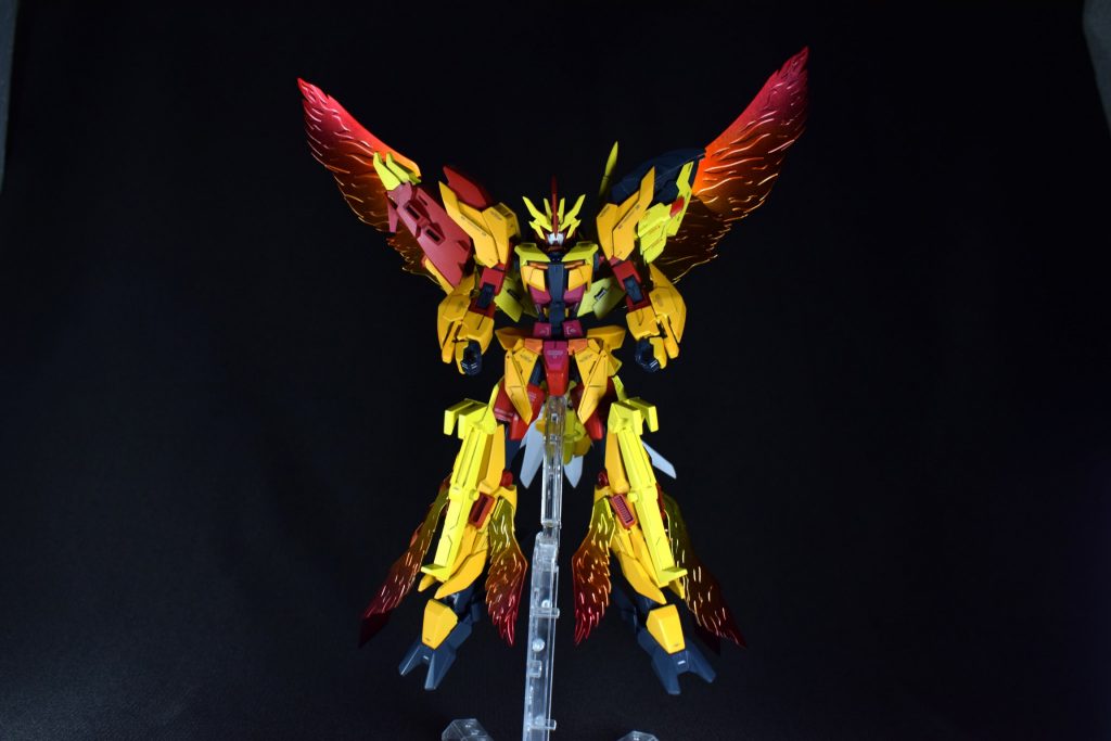 光の当て具合で翼の色が変化します。