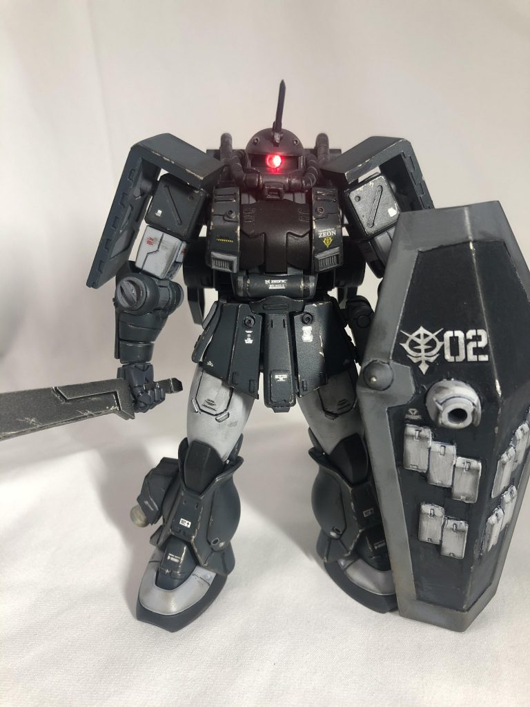 シールドはベースをプラ板で制作、ジャンクパーツを貼り付けてあります。破裂装甲が歯のつもりで鬼の顔っぽく見えるように意識しました。
