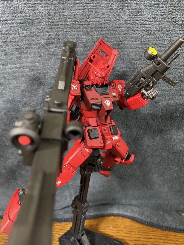 左の持ち手も付属するので、右手にバズーカ左手にビームライフルの火力マシマシもできます。