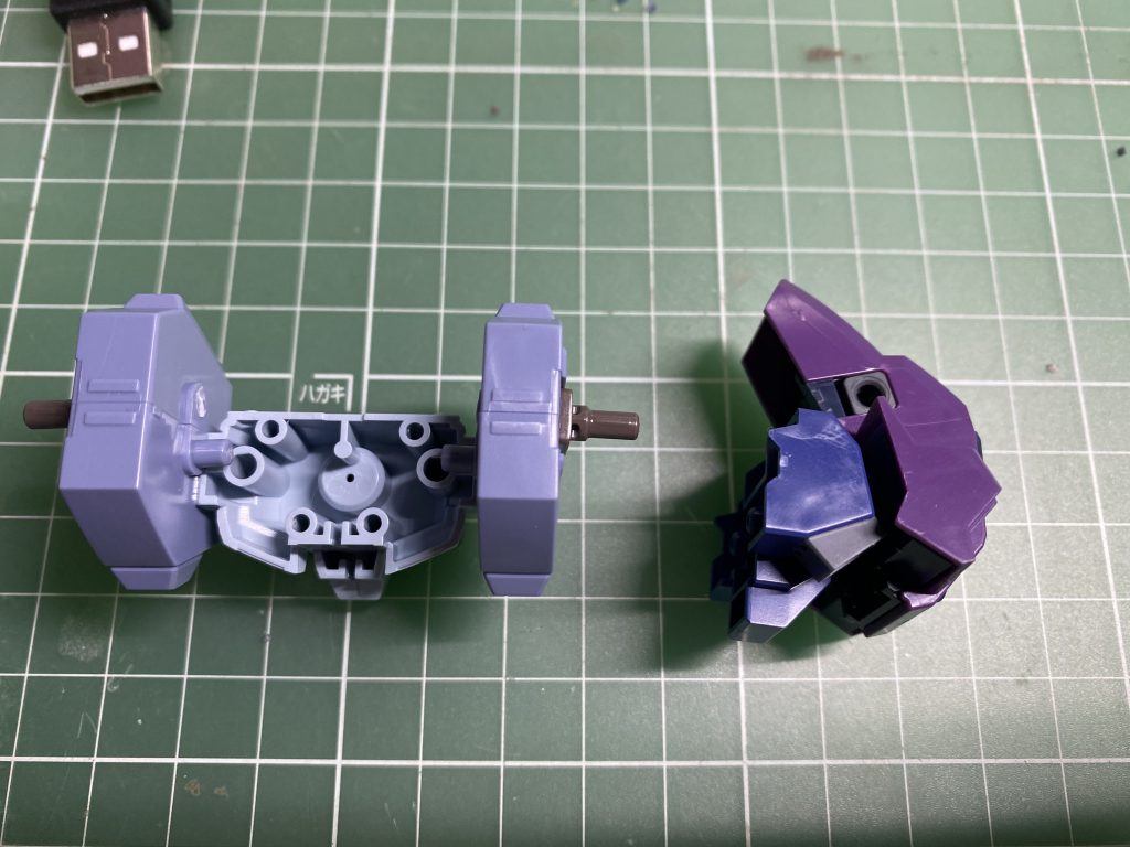 各キットの余剰パーツをそれらしく配置する為にいろいろ(強引に)くっつけました。