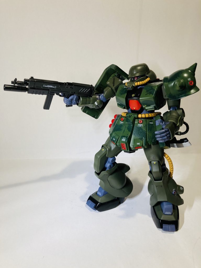 ボディと肩の装備を迷彩柄にしています。