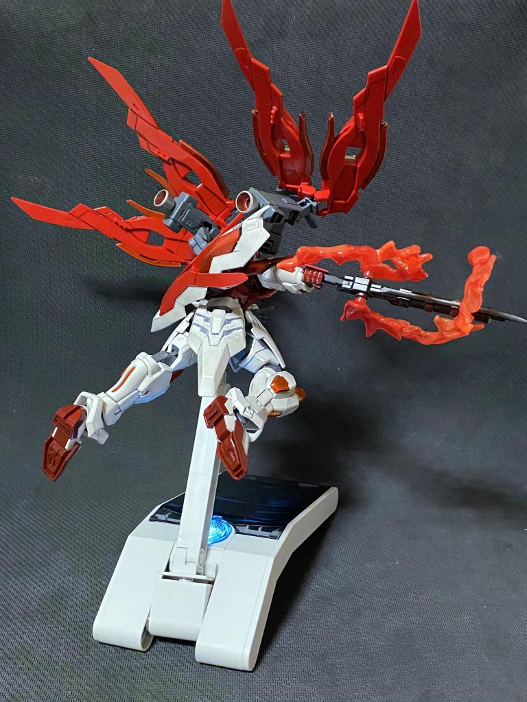 脚部集中で踏み込み右腕部集中で居合い一閃、エネルギー制御性能と地上戦での動きやすさが増したならこんな芸当もできるかと。こちらは実体剣なのでエネルギー減退の心配はありませんが破壊されるリスクも大きいため実戦では使い分けが必要です。いつか実現したガンプラバトルでこの技を使うのが密かな夢です(ホビー事業部様の言葉に期待したい…!)