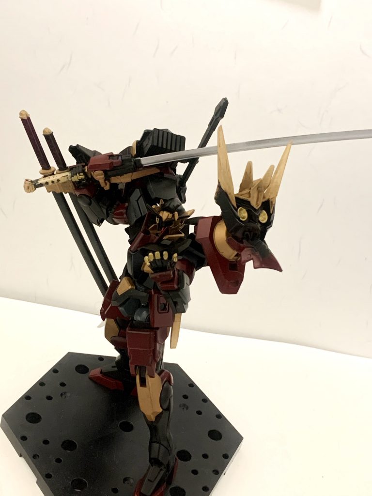 侍なら柄の長い刀を持たせたいと思い、ガーベラストレートの柄を複製し、延長GNソードⅡの持ち手として、GNソードⅡの刀身をコトブキヤの日本刀と変更しオリジナルのGN兵装を作成しました。