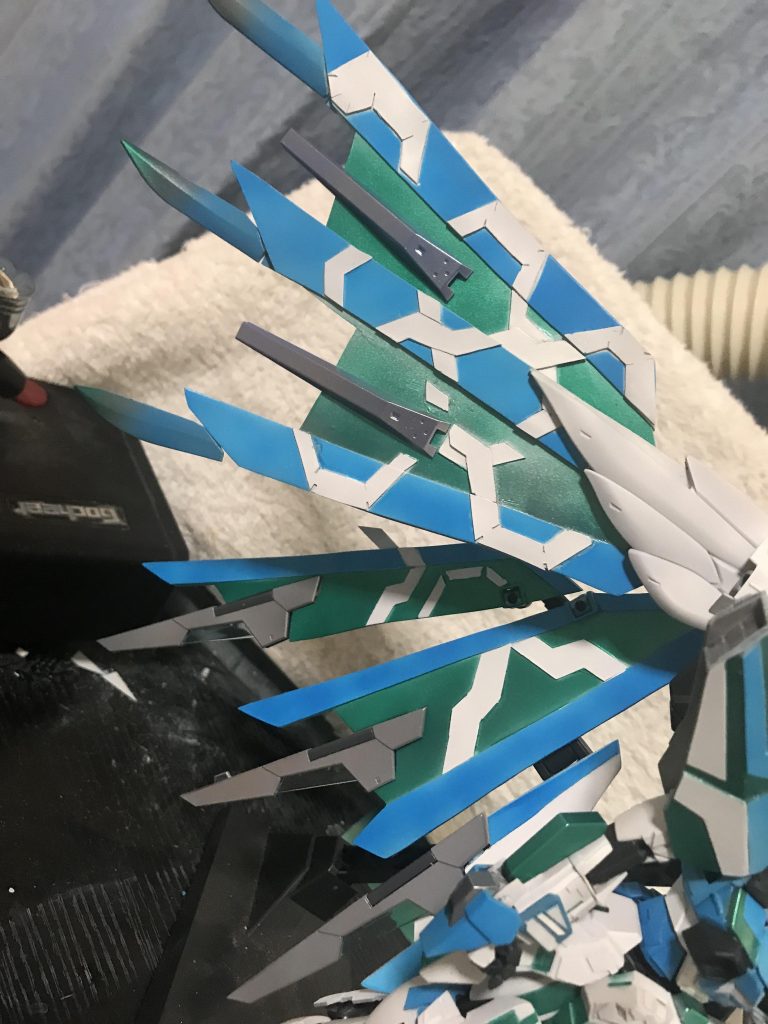 加速に特化した主翼とアイオスとエクリプスなどの攻撃に特化した副翼の二つを備えます2種類の翼を持つなどはウイングゼロEW版からのアイデアです