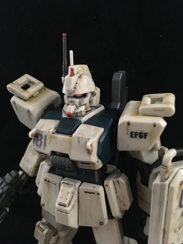 塗装環境がないので、汚しは全てガンダムマーカーです。近づくとアラが目立ちますね。