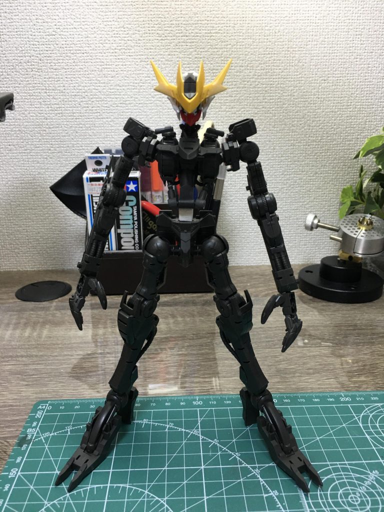 胴体はプラ板で5mm延長、首を2mm延長してます。