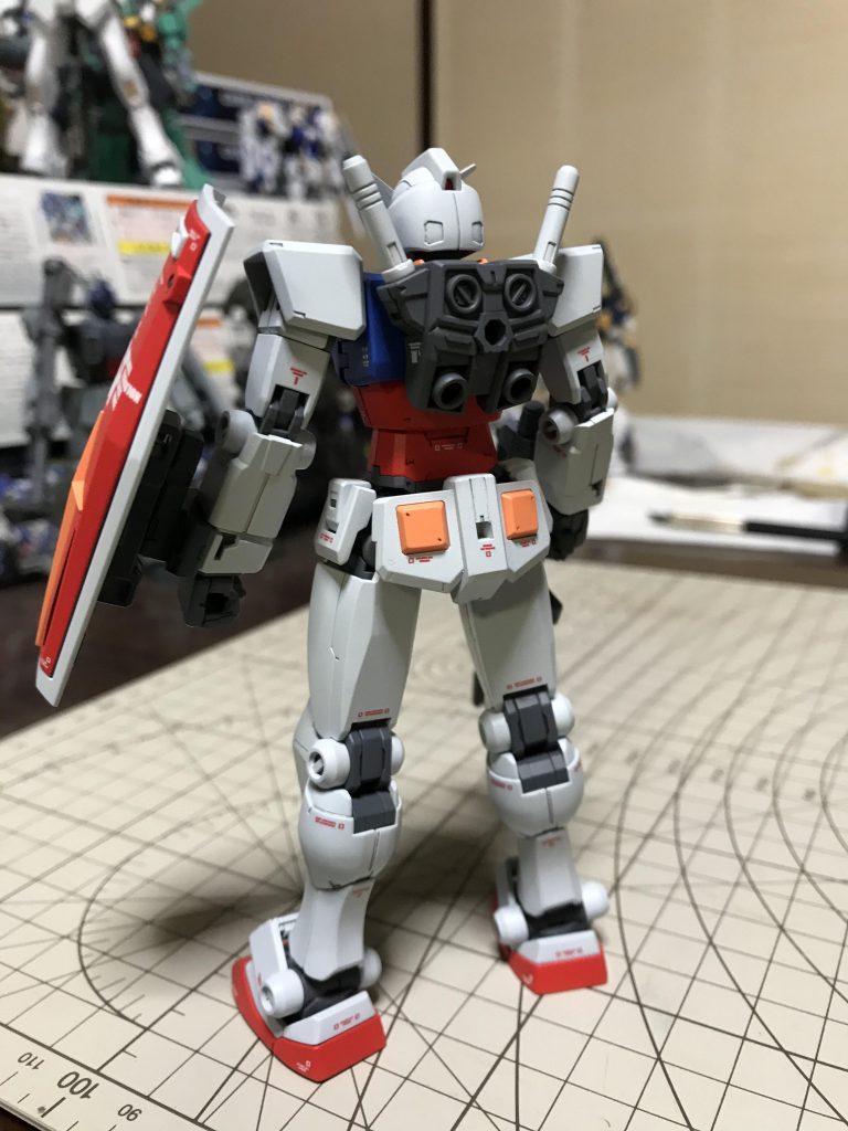 このキットの特筆すべきは、眼の隈取りの部分しか塗装で苦労するところが無い位に色分割されている事でしょうか。　　　　　　　　　　　　　頭のヘルメット部がワンパーツ成形なのも凄まじく、パーツ構成も洗練されていて組み上げるのにストレス無しなのが素晴らしいですね。　　　　変態バンダイの技術力大爆発です。