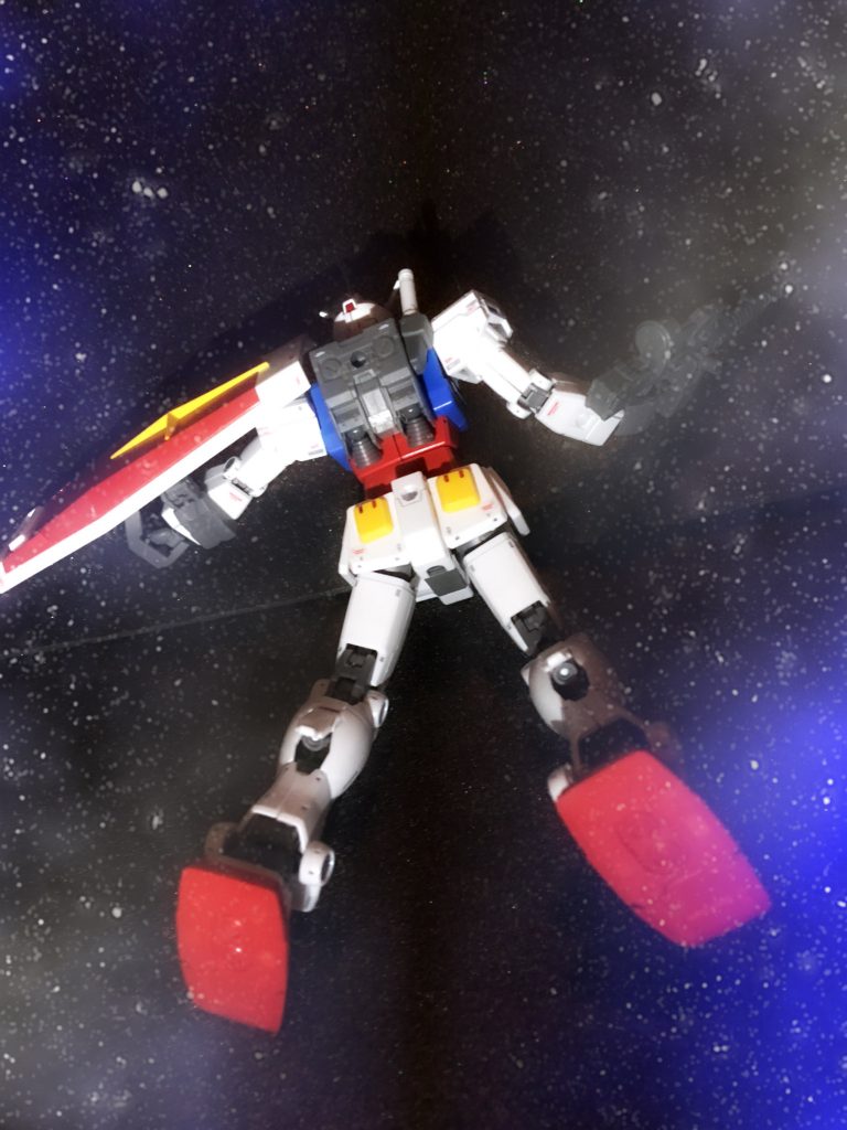 足の下腿の部分は開くようになってました