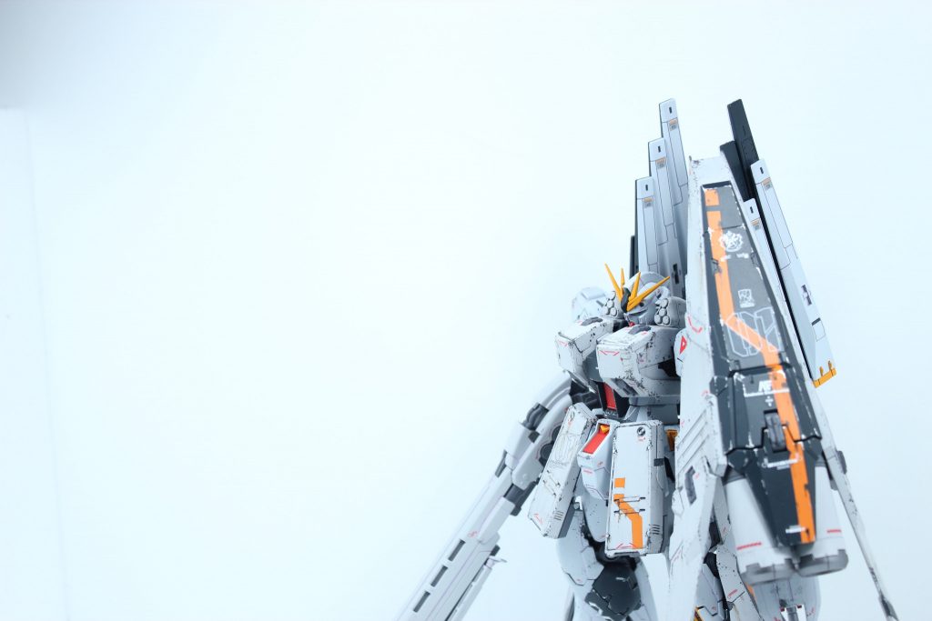 白背景も映えますね。特徴のあるロゴマークなどは、リアリスティックデカールというステッカータイプのデカールを貼り込んでいますが、普通に貼るとシール感が凄く目立ちます。特にディテールを跨ぐ大判デカールが多いので、貼り付けには苦労しました。コーションマークなどはガンダムデカールや社外品を適宜選び貼っています。