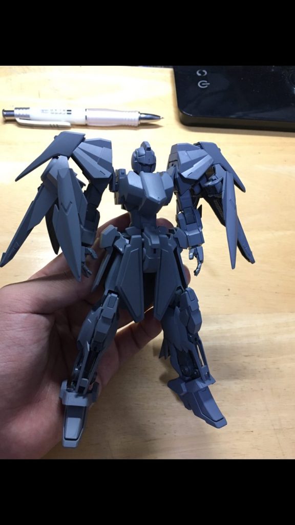 サフ吹き状態、フロントとバックのアーマーは何も無いと寂しいのでプラ板でディテール追加