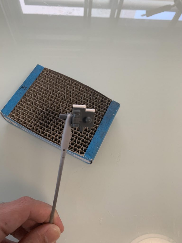 021ガンダムの腰だとジムカスタムの腿が干渉して可動に影響が出るので、ヒップアーマー内を1.5mmほどプラ板でかさ増ししてます。