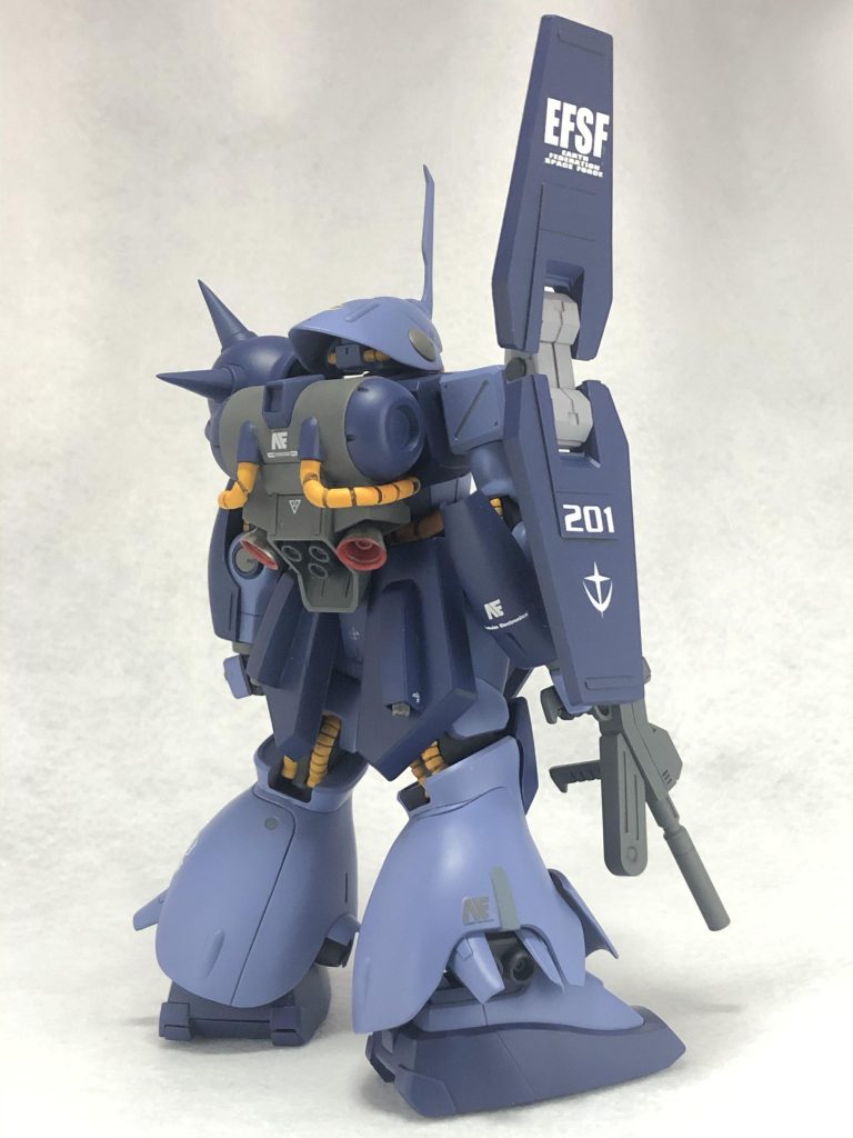 太ももを2mm延長、フロントアーマーとリアアーマーを入れ替えてリア部分をプラ板で作成しました。