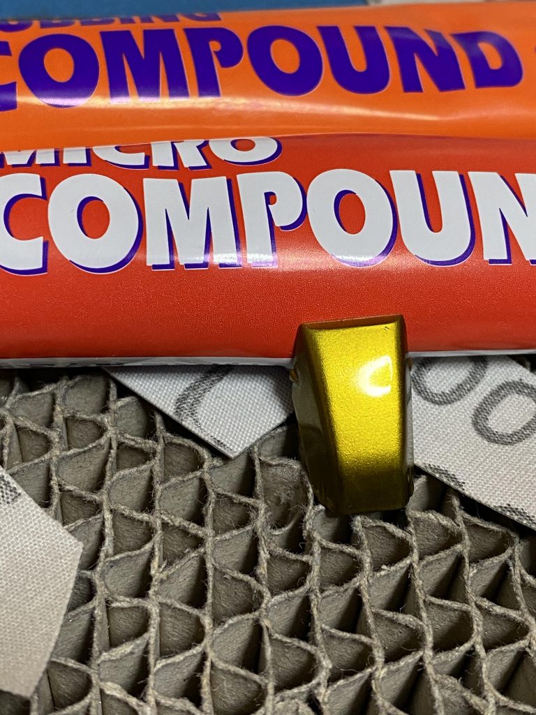 コンパウンド掛けまで終わった段階です電灯の反射が綺麗な形に反射していますここまで行くと鏡面と呼んで良い位になります、使ったコンパウンドはホルツのお試しセットですがこちらも充分な量があるのでコスパ◎