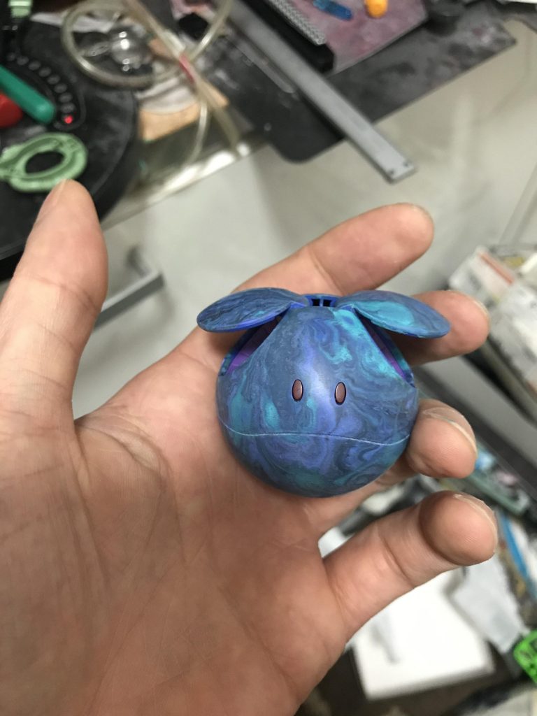 塗料が乾ききった所で表面処理。1200〜3000番のヤスリで水研ぎしながら塗料の凹凸を滑らかにします。その後水研ぎの際の水分をしっかり乾燥させた後にトップコートやクリアを吹き付けて完成です👍