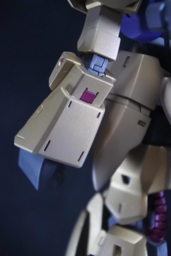 前腕部には百式のサイドアーマーを加工して、キュベレイ等の様な広がった袖感をイメージして接着。