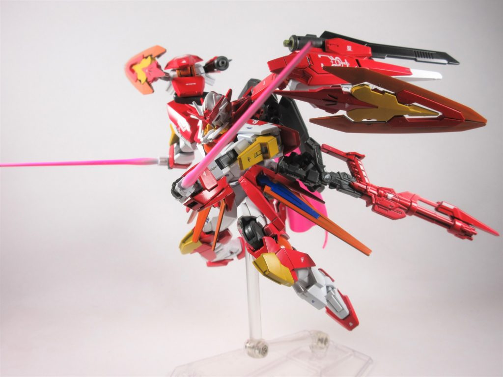 GNビームサーベルGNフィアンマスパーダの柄部分ととライフル二種の銃身下部に備え付けられた格闘武装出力は平均的だが特にPS装甲を相手にした際に優位性を発揮し、ライフルに関しては急な敵の接近に対する解答になるのはもちろん武器を持ち替えるタイムラグをなくしつつ近接戦闘に持ち込める為なにかと重宝する武装である。GNバインダー本来はGNドライブを収納するバインダー実は本機は背中に二機のドライブをほぼ直結状態で装備しており、バインダーはオーライザーの様な粒子制御装置兼武装のマウント先といった役割が大きいGNシールド両肩のバインダーに装備される武装GNドライブとアームを介して直結してることもあり非常に頑丈で並大抵の攻撃では破壊は不可能であることから本機の守りの要とも言える。また上部にビームガンを仕込んでいるが、こちらも粒子が直接供給される為ビームキャノンと遜色ない威力を持つGNビームマント背部に二機あるGNドライブを守る為の防御兵装。本機は特にここを狙われると一気に機能停止に陥ることから最も重要視されておりGNドライブと直結した状態から発生するビームの層は生半可な攻撃では通らないほど厚く、この武装のお陰で最大の弱点を上手くフォローしている。またとある特殊な機能も搭載している。GNバルカン腕部に装備された武装予備武装としての役割が強い為あまり使用されないが相手の意表を突くのには適しており思わぬ活躍をすることもある。また前述したとおり本機の武装は片手で使えるものばかりなのでライフルと剣といった組み合わせなどによって様々な敵、レンジ、状況への対応を可能とする。