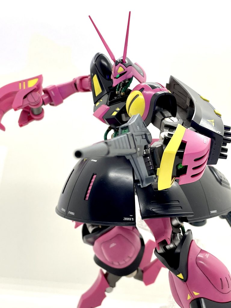 カラーリングは紺色部分をだいぶ暗め、関節、フレーム、装甲裏を焼鉄色を中心としたメタリックカラーにしています。