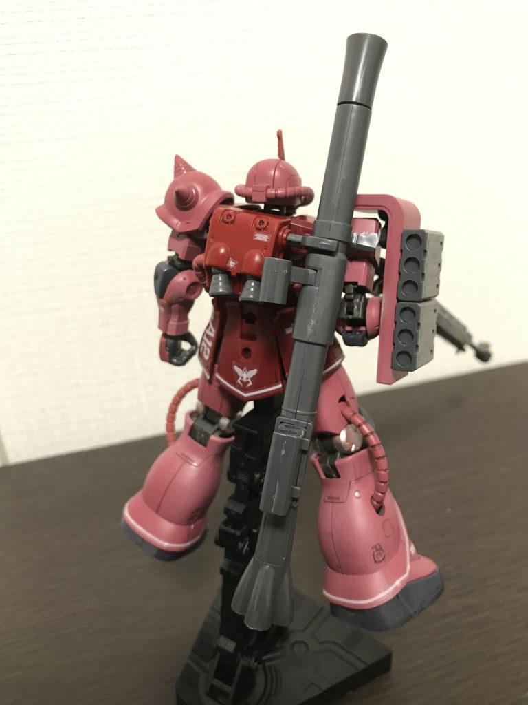 後ろ。バックパックを灰色にしたかったんですが塗装を忘れてたので面倒になって成形色で。マーカーエアブラシで塗装すると勝手にツヤが消えるんですよね。なんででしょうか。  