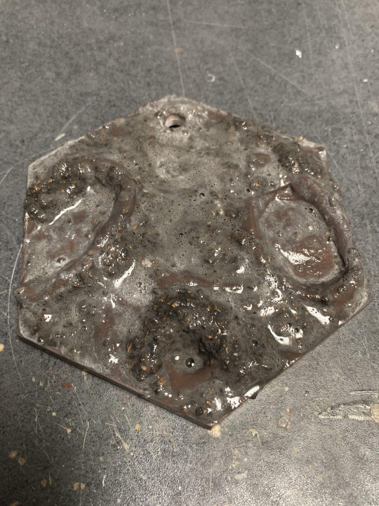 台座にコルク粘土を水で溶いたものを塗布