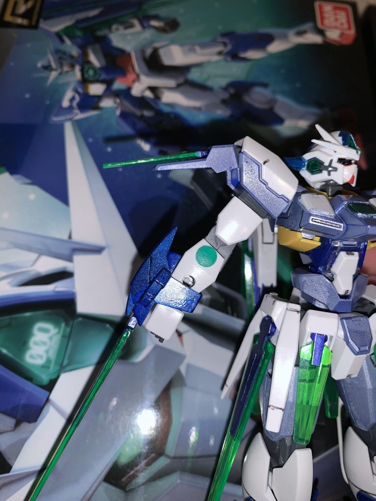 AGE-FXの腕のパーツが場所を変えられることを利用して普段書かれているところに、シールドパーツなどを付ける際の穴を開けておいた。