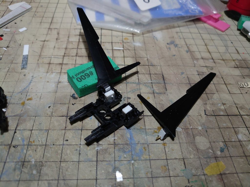 エールストライカーの主翼は展開状態で固定し、真鍮線とプラ板で後ハメ加工しています。 