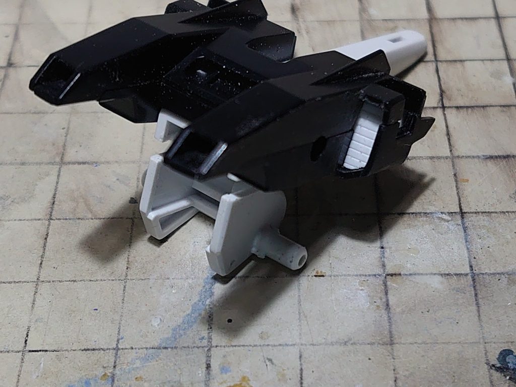 主翼手前のダクトは開孔してスジボリ入りのプラ板をはめ込んでいます。 