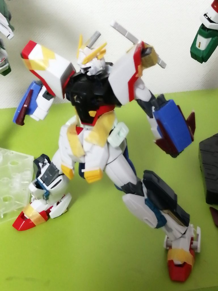 両腰アーマーやバックパック模索中のフェイズ。ビームソード基部も、当初はこの画像のように「大小が1本の棒に見えるように設置」するつもりでした。ここから完成が長かった・・・。