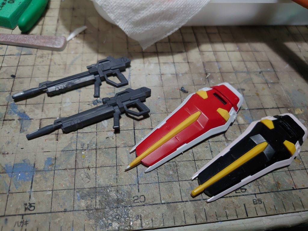 ビームライフルのマズルVガンダムのものに変え、対ビームシールドの黄色いパーツの先端をプラ板と真鍮線でシャープにしています。 