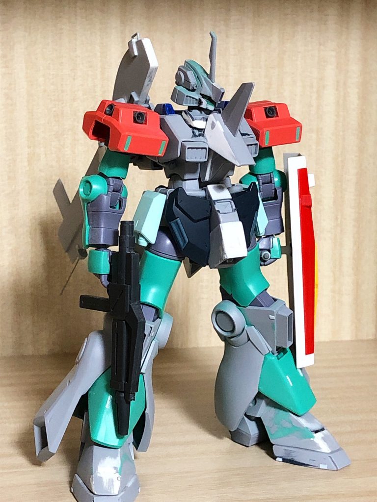 製作途中。実はモノアイのジオン風フェイスも用意していましたが、好みでガンダム風フェイスを採用しました。連邦軍ではティターンズ解散後はモノアイ禁止になったとかならなかったとか。プロポーションに関しては、足首で1mm、股関節で2mm幅マシしているほか、肩関節は逆に1mm下に変更しています。プラチップについては塗装前はかなり派手かな~とおもっていましたが、塗装後を見るともっとやっても良さそうな気もしますね。今後はスジボリにも挑戦してより情報密度を高めて作りたいと思います。最後までご覧頂きありがとうございました。