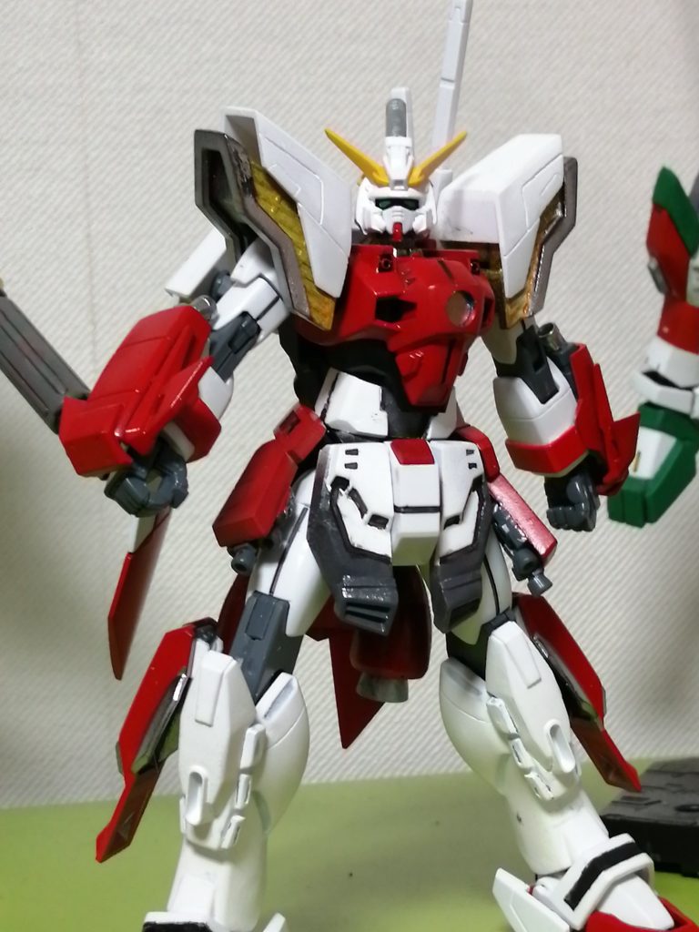 ベース塗装直前。肩アーマーの内側を金色系に塗ったあとに「あれ?ここ緑のほうがよくね???シャイニングフィンガーと色合うんじゃね????」と気づいちゃった。大事なことにはいつも後になってから気づくものなのです。