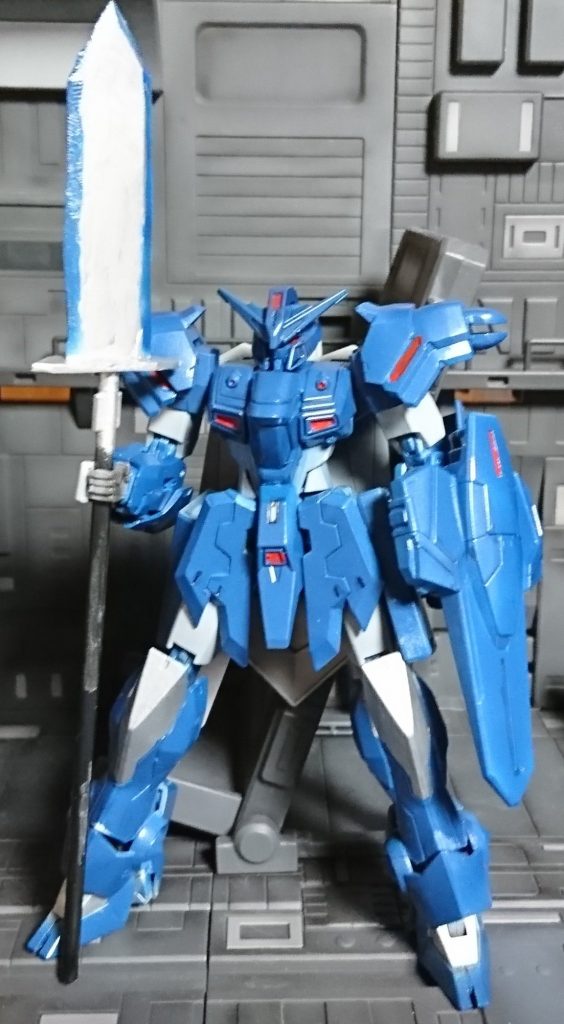 はじめは頭も端白星だったけどマスクの部分が塗装中に行方不明になりスローネに差し替え肩だけ端白星　