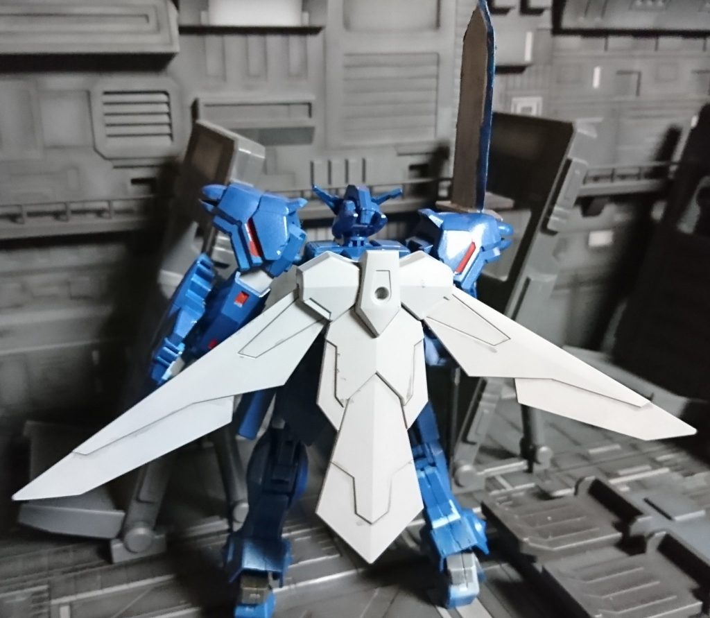 マント風の羽根は白に少し銀を混ぜたもので塗装