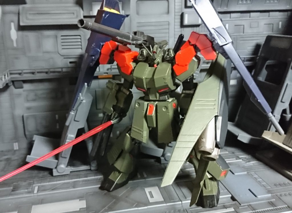 最初はキャノンパックと２連ビームキャノン追加してカーキグリーン塗装だったのをさらに改修　