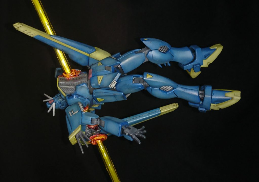 穴を空けたり膨らませるために胴体はパテで作り直しています