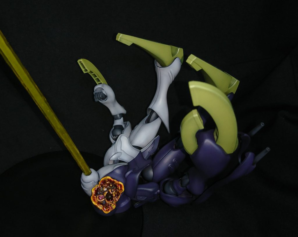 光のカリスト機を改造して左右反転し被弾を再現するためこちらも胴体頭部はパテ製です