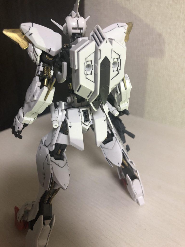 腰はガンプラの肩のパーツを使って延長してます。この延長は簡単で気に入ってます✨