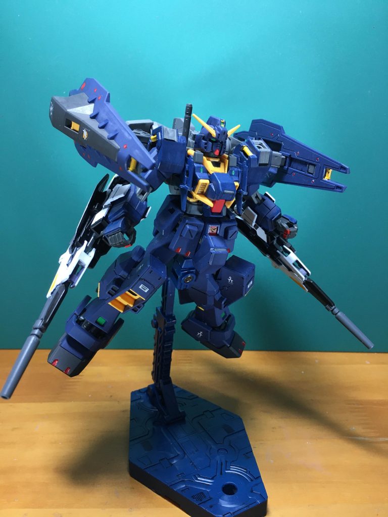 　ガンダムTR-1 [ヘイズル・アウスラ・ディフェンサー]。サイドの可動アームにはシールド・ブースターを装備可能です。