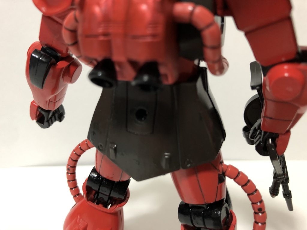 腰に3mm の穴を開けてスタンドに飾ったり、武装をつけたり出来ます。