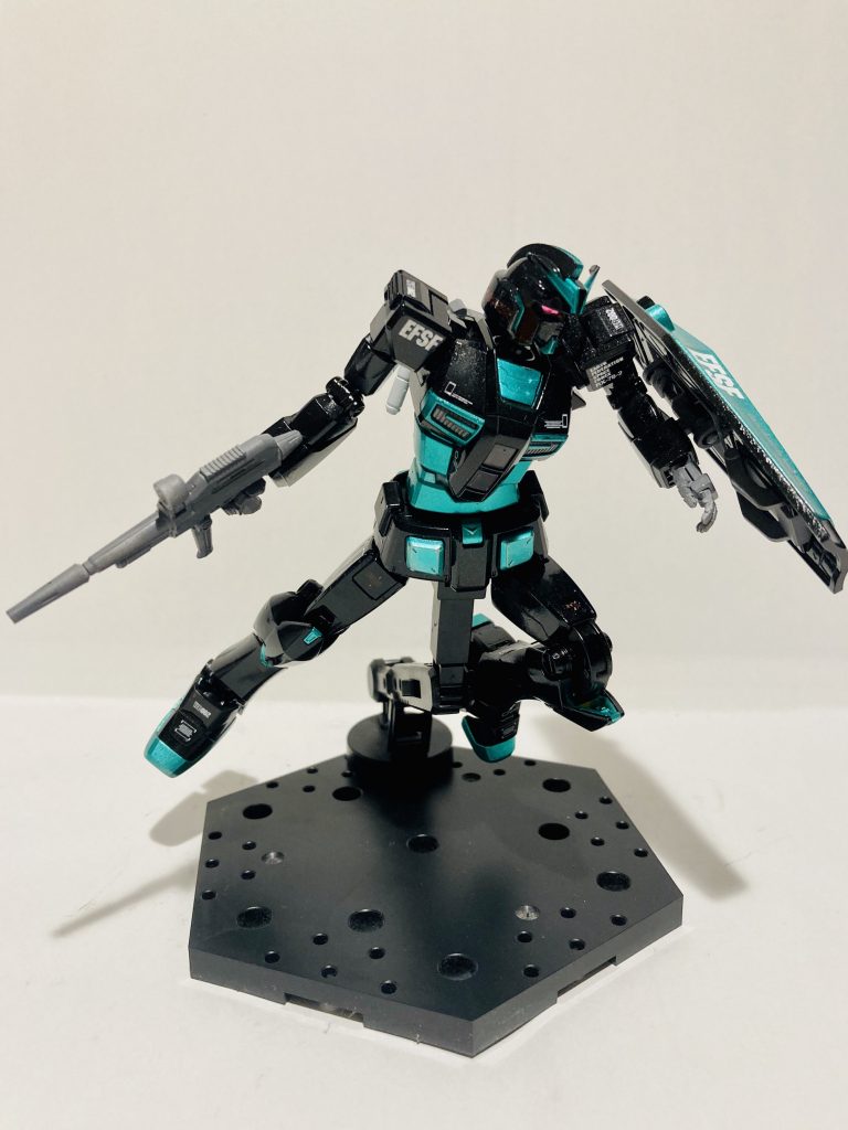 シルバーとグリーンで作ろうかとも思いましたが、車に多いブラックの艶出しにしてみたくなって真っ黒なガンダムになりました。