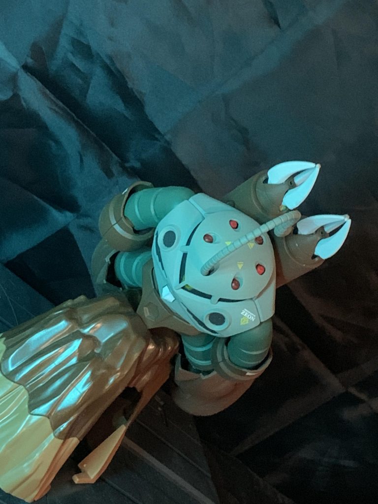 水中巡行形態。頭部ミサイルのうち、後部左右がそれぞれビームサーベルラックとなっている。