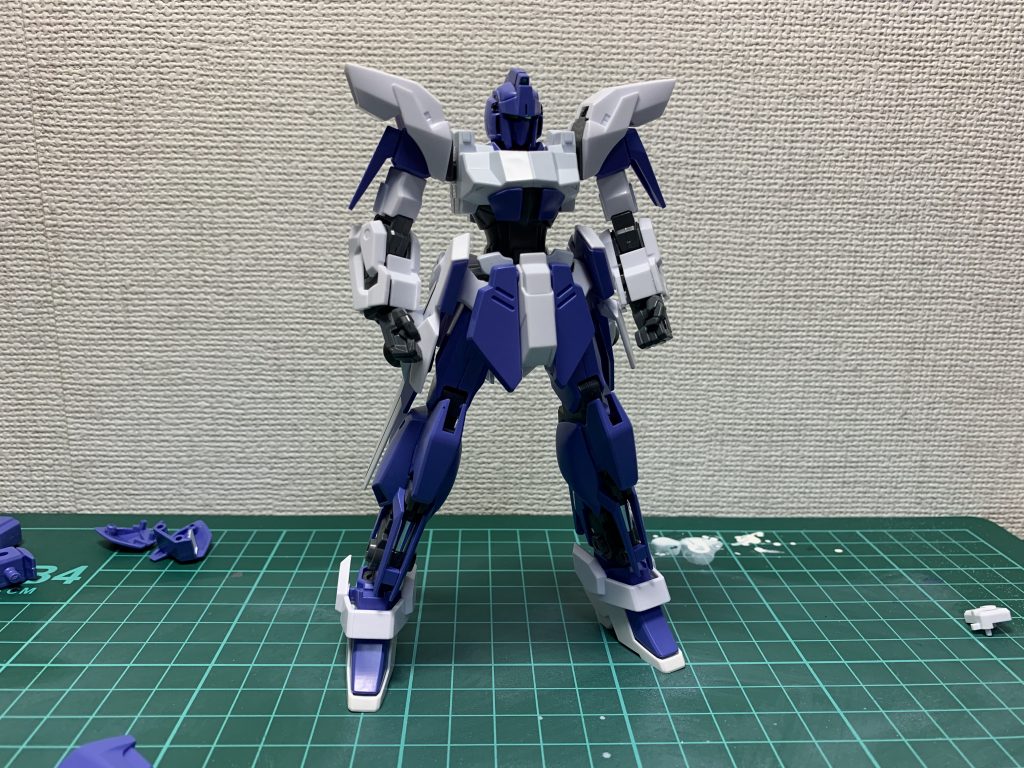 他の肩は合わないものかと思いデルタカイで余剰パーツとなるデルタプラスの肩を合わせたりしてました。これはこれでアリかなとは思いましたが、違和感があったので結局百万式の肩に落ち着きました。