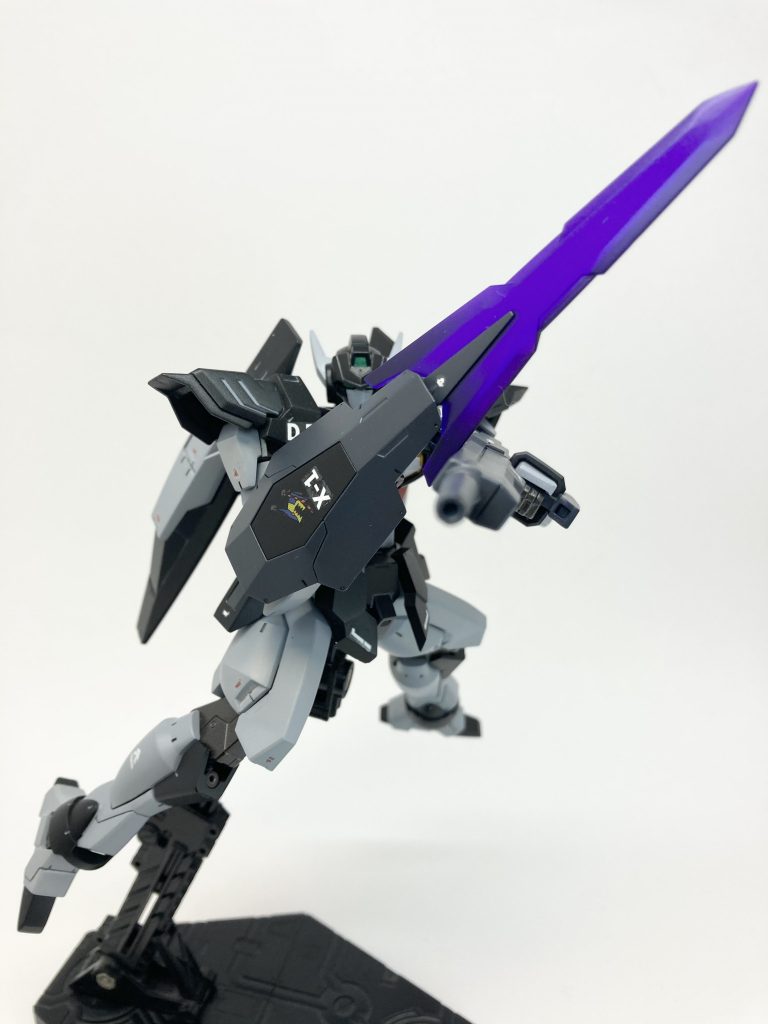 専用のシールド。ウルフ機と比べて小型化、大型シグルブレイドの搭載とよりブレイドとしての使用に向いた構造にしています。設定的には、重量の軽量化とよりシグルブレイドの攻撃に注視しつつ、中央部から特赦な磁場発生により的なビーム攻撃を曲げて防ぐというもの(フォビトゥンガンダムのゲシュマイディッヒ・パンツァーみたいな物)。エネルギー消費が激しい、実体兵器には効かない、磁場発生時は通信・レーダーが妨害されて使用不可な上磁場の乱れで敵に位置がバレるといった弱点もある。