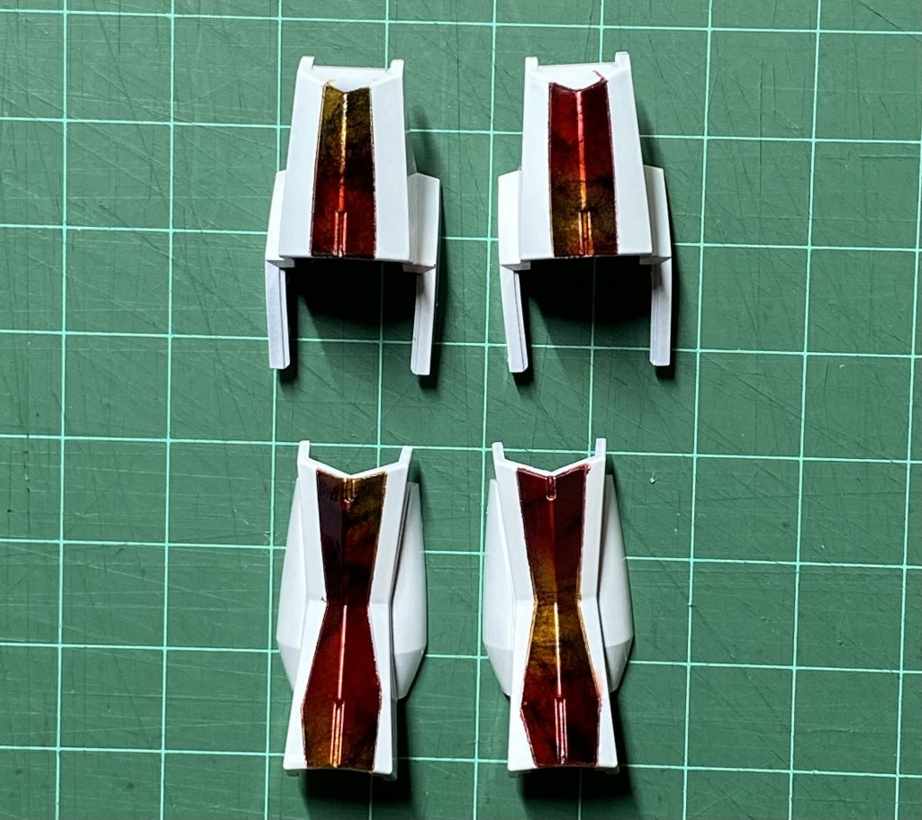 大理石模様によく使われるウェットティッシュで模様をつけて、クリアレッドとクリアオレンジのデコレーション