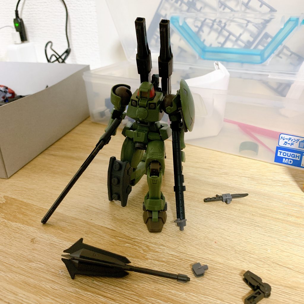 作成途中。最初はキャノン装備を検討していましたが、結果的にシンプルに落ち着きました。なお、頭部が回るように改造をしております。頭部側の干渉する部分を削り、赤部分のパーツを接着しました。 