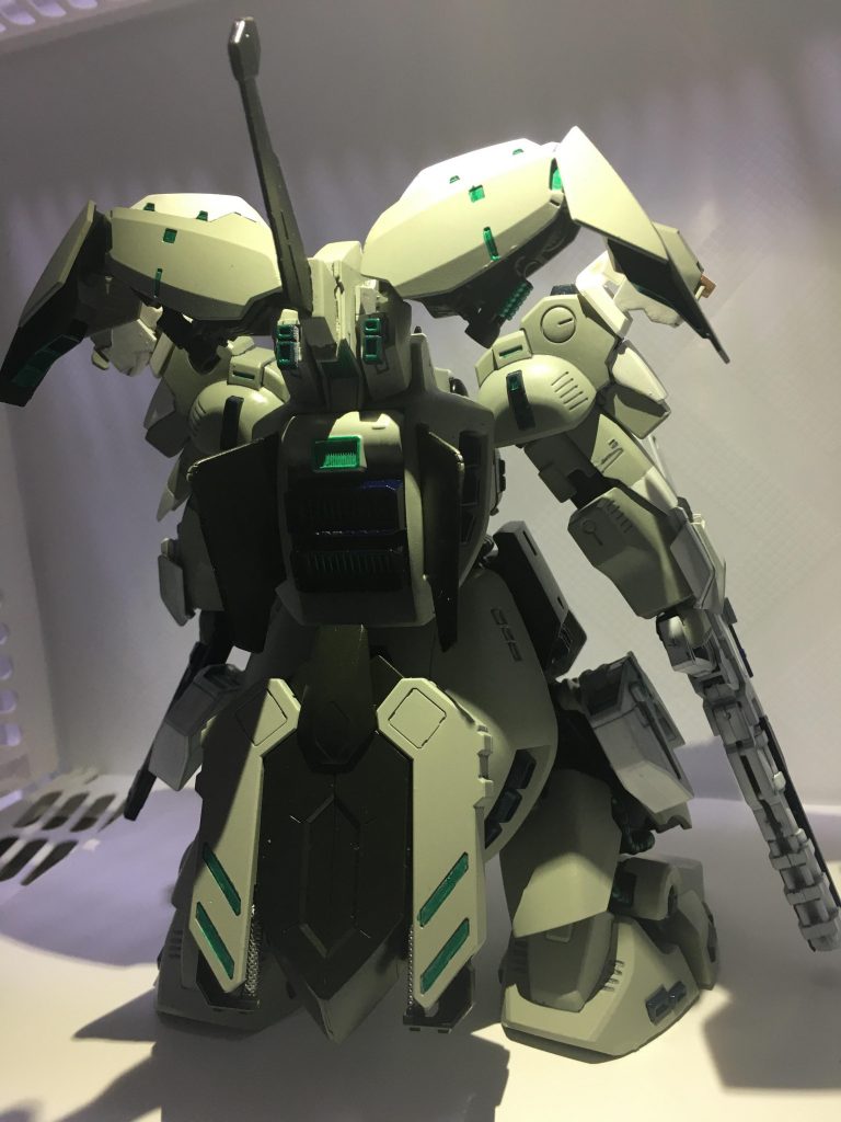 リアアーマーにグシオンリベイクのものを流用。マグネットで取り付け。