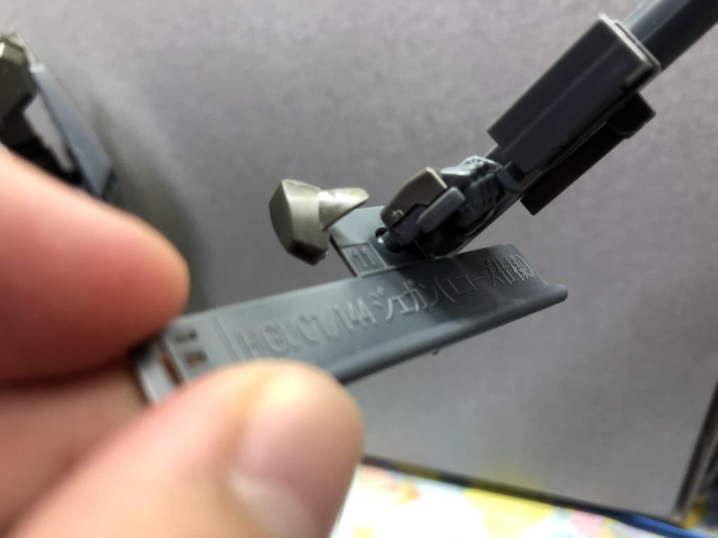 実はこれ、ランナーの名前部分を切り離して選択時に余剰になるバイザーと右手をマウントしておけるようになってるんです。バンダイさん、あんた天才だよ…