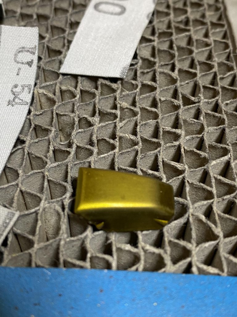 1000番手位の高い番手から塗膜を段階毎にヤスッて整面した状態です、ここから更に番手を上げるとピカピカになります